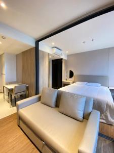 Postel nebo postele na pokoji v ubytování Once芭提雅市中心顶级豪华公寓超美无边泳池 + 14 fotografií