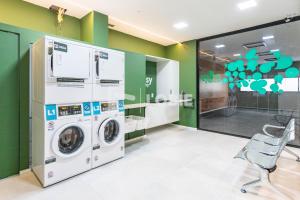 une buanderie avec deux machines à laver et une chaise dans l'établissement Lobie Dias Downtown, à Rio de Janeiro