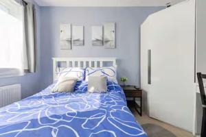 Postel nebo postele na pokoji v ubytování Luxurious Modern Spacious house in London Brixton