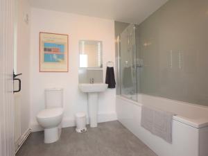 un bagno con wc, lavandino e doccia di 2 Bed in Wroxham 56104 a Hoveton Altre 8 foto