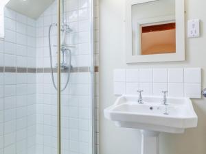 Un baño con lavabo y ducha en 2 bed property in Axminster BLOLO, en Axminster 11 fotos más