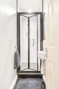 Koupelna v ubytování Luxurious Modern Spacious house in London Brixton