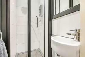 Koupelna v ubytování Luxurious Modern Spacious house in London Brixton