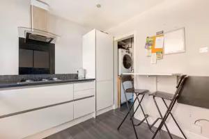 Kuchyň nebo kuchyňský kout v ubytování Luxurious Modern Spacious house in London Brixton + 30 fotografií