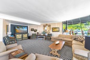 ein Wohnzimmer mit Sofas und einem Tisch in der Unterkunft Iconic 4Br Bayfront Home W Unmatched Indooroutdoor Living By Beachview Rentals in Newport Beach