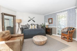 ein Wohnzimmer mit Sofa und Tisch in der Unterkunft Iconic 4Br Bayfront Home W Unmatched Indooroutdoor Living By Beachview Rentals in Newport Beach