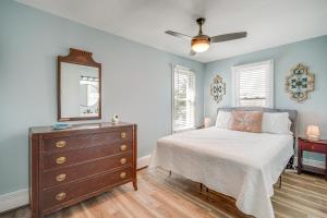 Postel nebo postele na pokoji v ubytování Walk to Beach and Boardwalk Ocean City Haven!