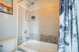 Koupelna v ubytování Walk to Beach and Boardwalk Ocean City Haven! + 19 fotografií