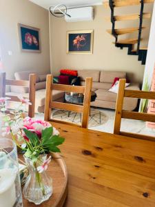 a living room with a table and a couch at Zajazd Jędruś - Domki Całoroczne in Idzików