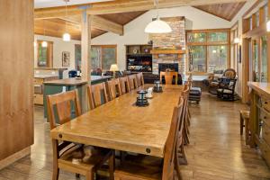 una sala da pranzo e una cucina con tavolo e sedie in legno di 5BD FairwayView HotTub Fireplaces Firepit BBQ a Roslyn