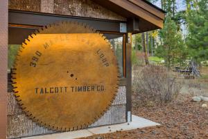 un grande orologio di legno sul lato di un edificio di 5BD FairwayView HotTub Fireplaces Firepit BBQ a Roslyn Altre 36 foto