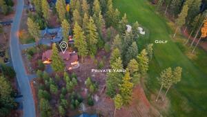 una vista aerea di una casa con cortile di 5BD FairwayView HotTub Fireplaces Firepit BBQ a Roslyn