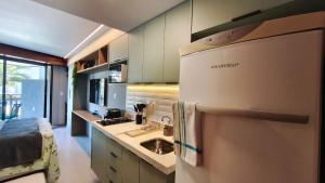 Kuchyň nebo kuchyňský kout v ubytování Atlântico Carneiros - Pé na areia no melhor trecho da Praia dos Carneiros