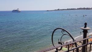 - une vue sur l'océan avec un bateau dans l'eau dans l'établissement Loft Profumo di Mare, à Giardini Naxos