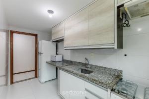 a kitchen with a sink and a refrigerator at Apto 2 Quartos a 200 m da Praia MAO0203 in Cururupe +8 photos