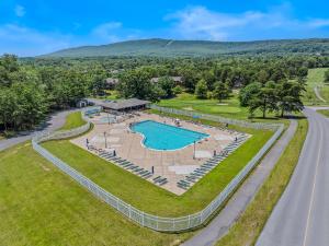 Πισίνα στο ή κοντά στο Fox Hollow - Hot Tub, Wifi, Pet Friendly, Screen Porch, Deck, Recreation Center, Pool Access, Golf Nearby, Hiking, Grill, Fireplace, King Bed