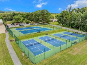 Εγκαταστάσεις για τένις ή/και σκουός στο Fox Hollow - Hot Tub, Wifi, Pet Friendly, Screen Porch, Deck, Recreation Center, Pool Access, Golf Nearby, Hiking, Grill, Fireplace, King Bed ή εκεί κοντά