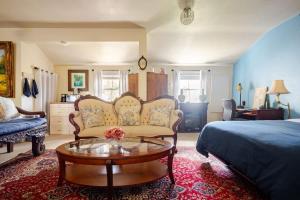 Postel nebo postele na pokoji v ubytování Elegant Spacious Prvt Studio Upscale Berkeley