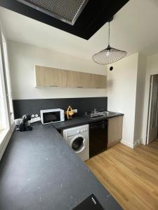 Kuchyň nebo kuchyňský kout v ubytování Spacieux T4 lumineux avec balcon confort, calme et modernité à Joué-lès-Tours