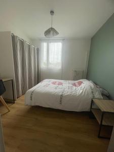 Postel nebo postele na pokoji v ubytování Spacieux T4 lumineux avec balcon confort, calme et modernité à Joué-lès-Tours