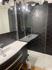 Koupelna v ubytování Spacieux T4 lumineux avec balcon confort, calme et modernité à Joué-lès-Tours