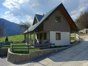 Nespecifikovaný výhled na hory nebo výhled na hory při pohledu z prázdninového domu