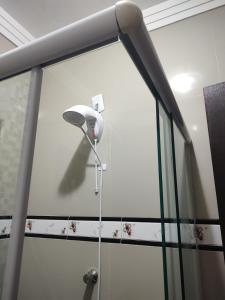 ペーニャにあるFamily houseの窓付きのバスルーム(シャワーヘッド付)