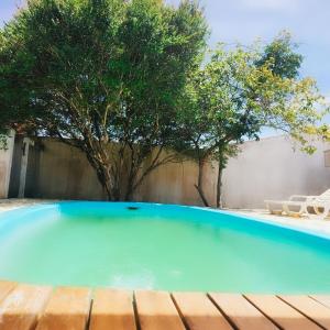 ペーニャにあるFamily houseの木を背景にしたスイミングプール