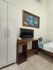 Μια τηλεόραση ή/και κέντρο ψυχαγωγίας στο Studio apartment on the beach