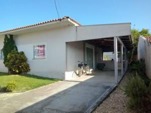 ペーニャにあるFamily houseの白屋