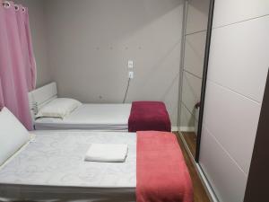 ペーニャにあるFamily houseのベッド2台と赤い毛布が備わる小さなお部屋です。 +27枚の写真