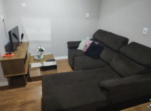 ペーニャにあるFamily houseのソファとテーブルのあるリビングルーム