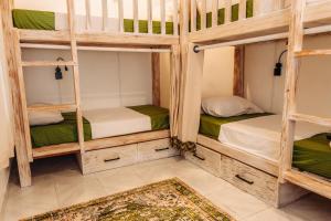 ein Zimmer mit vier Etagenbetten in der Unterkunft Lime Ahangama in Ahangama