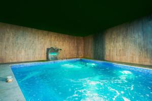 Bazén v ubytování Charma Luxury Hotel by Puriffs nebo v jeho okolí