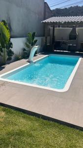 Bazén v ubytování Deise Carla adur nebo v jeho okolí