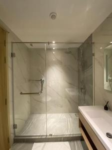 Ένα μπάνιο στο Once芭提雅顶级豪华公寓位于21航站楼