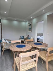 弗利康弗拉克Sea'Amore - Luxury Premium Beach Apartment的有桌椅和沙发的房间