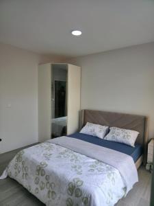 弗利康弗拉克Sea'Amore - Luxury Premium Beach Apartment的一间卧室配有一张带蓝白色床单的大床