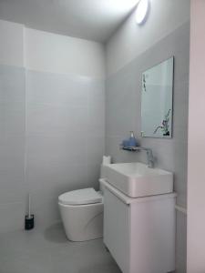 Koupelna v ubytování Sea'Amore - Modern & Luxury Apartment - 7mins walk to Flic en Flac Beach - Covered Parking - WiFi - Easy Living & Self Catering with Premium Amenities