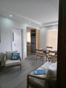 弗利康弗拉克Sea'Amore - Luxury Premium Beach Apartment的带沙发、椅子和桌子的客厅 更多11张照片