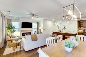 Televiisor ja/või meelelahutuskeskus majutusasutuses Explore Beaches and May River! Family Bluffton Home