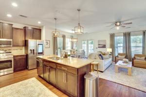 Köök või kööginurk majutusasutuses Explore Beaches and May River! Family Bluffton Home