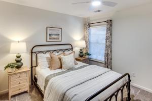 Voodi või voodid majutusasutuse Explore Beaches and May River! Family Bluffton Home toas