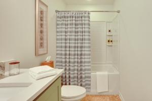 Vannituba majutusasutuses Explore Beaches and May River! Family Bluffton Home +18 fotot