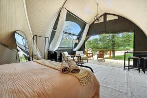 Χώρος καθιστικού στο Secluded Glamping Retreat in the Black Hills