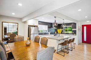 Η κουζίνα ή μικρή κουζίνα στο Modern Napa 3BD Wine Country Escape with Pool and Spa