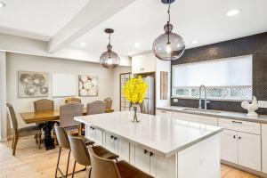 Η κουζίνα ή μικρή κουζίνα στο Modern Napa 3BD Wine Country Escape with Pool and Spa