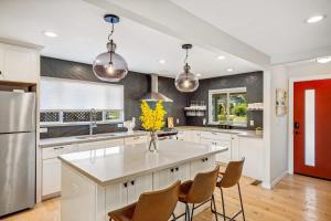 Η κουζίνα ή μικρή κουζίνα στο Modern Napa 3BD Wine Country Escape with Pool and Spa