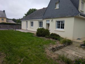 a white house with a yard in front of it at Logis Coeur de Bretagne in Bieuzy-les Eaux