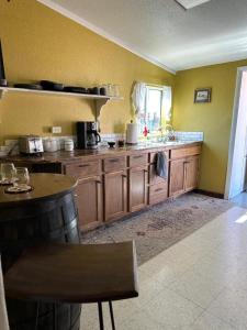 Η κουζίνα ή μικρή κουζίνα στο 1900s Miner's cabin behind Tombstone Brewery